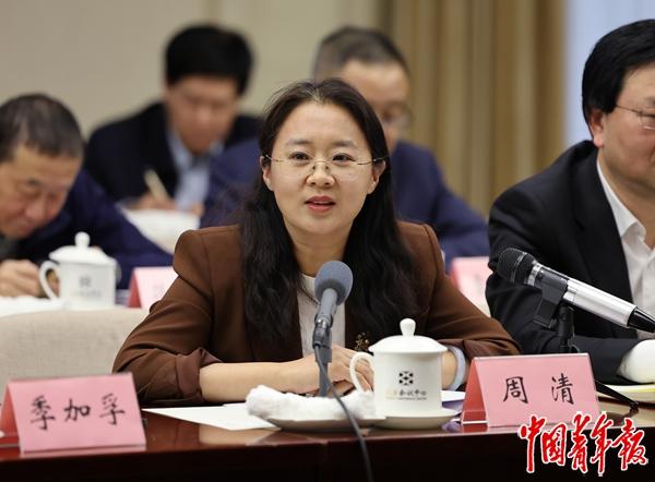 全国政协委员周清报道照片.jpg